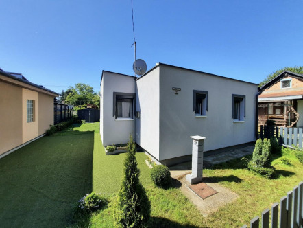 KESZTHELYEN A BALATON PARTHOZ ÉS HÉVÍZI FÜRDŐHÖZ  KÖZEL NYARALÓ ELADÓ!