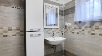 KESZTHELYEN A BALATON PARTHOZ ÉS HÉVÍZI FÜRDŐHÖZ  KÖZEL NYARALÓ ELADÓ!