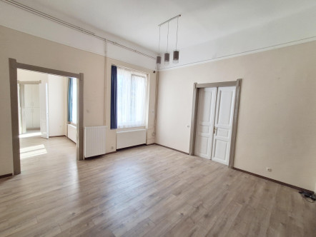 KAPOSVÁR BELVÁROSÁBAN 3 SZOBÁS, NAGY ALAPTERÜLETŰ LAKÁS ELADÓ!