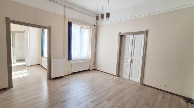 KAPOSVÁR BELVÁROSÁBAN 3 SZOBÁS, NAGY ALAPTERÜLETŰ LAKÁS ELADÓ!