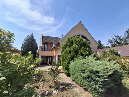 CSODÁS KÖRNYEZETBEN CSALÁDI HÁZ ELADÓ!