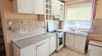 KITŰNŐ ELOSZTÁSÚ, TÁGAS CSALÁDI HÁZ ELADÓ!