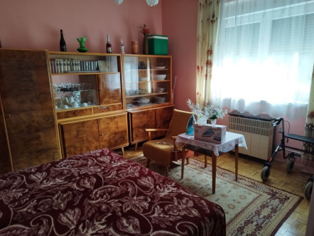 KÉT SZOBÁS, KIS HÁZ, EGYENES TELEKKEL ELADÓ!