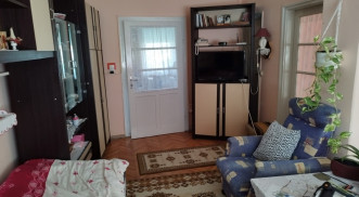 KÉT SZOBÁS, KIS HÁZ, EGYENES TELEKKEL ELADÓ!