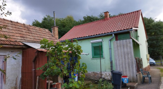 KÉT SZOBÁS, KIS HÁZ, EGYENES TELEKKEL ELADÓ!