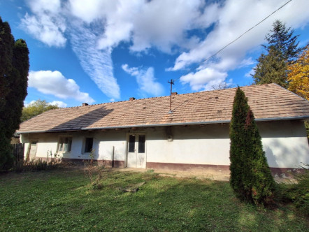 KIS HÁZ, KIS TELEKKEL A BALATON KÖZELÉBEN ELADÓ!