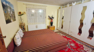 2 LAKRÉSZES CSALÁDI HÁZ IGALBAN ELADÓ!