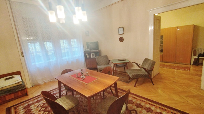 2 SZOBÁS 1. EMELETI LAKÁS A BELVÁROSBAN KIADÓ!