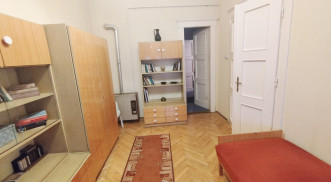 2 SZOBÁS 1. EMELETI LAKÁS A BELVÁROSBAN KIADÓ!