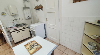 2 SZOBÁS 1. EMELETI LAKÁS A BELVÁROSBAN KIADÓ!