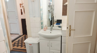 2 SZOBÁS 1. EMELETI LAKÁS A BELVÁROSBAN KIADÓ!