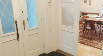 2 SZOBÁS 1. EMELETI LAKÁS A BELVÁROSBAN KIADÓ!