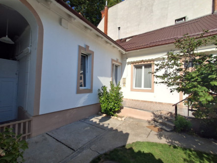 GALÉRIÁS GARZONLAKÁS A BELVÁROSBAN ELADÓ!