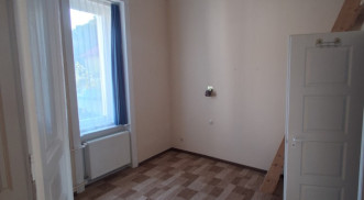 GALÉRIÁS GARZONLAKÁS A BELVÁROSBAN ELADÓ!