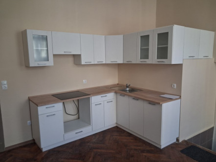 GALÉRIÁS GARZONLAKÁS A BELVÁROSBAN ELADÓ!
