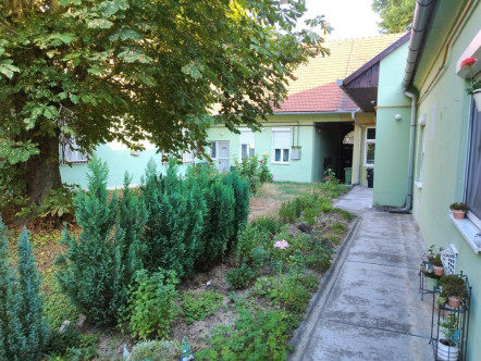 KERTKAPCSOLATOS LAKÁS A BELVÁROSBAN ELADÓ!