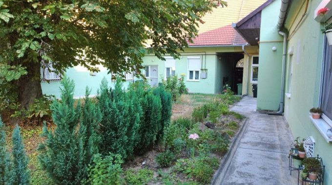 KERTKAPCSOLATOS LAKÁS A BELVÁROSBAN ELADÓ!